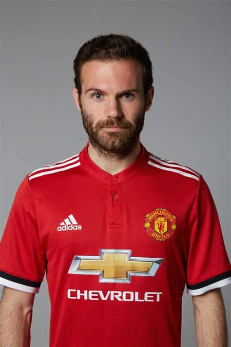 Write informative laconic excerpt under 30 words in mexican spanish for news below. Do not wrap it into quotation marks or html tags. Juan Mata has said Manchester United should take a leaf out of Arsenal&apos;s book in their attempt to challenge for top honours and added that the "future is bright" under the new stewardship of co-owner Sir Jim Ratcliffe.It&apos;s been a difficult season for United, who are sixth in the Premier League and finished bottom of their Champions League group. The club are 13 points adrift of fourth-placed Aston Villa and trail leaders Arsenal by a mammoth 24 points. No team has won more Premier League titles than United (20) but the club&apos;s last triumph in the league came in 2013.- Stream on ESPN+: LaLiga, Bundesliga, more (U.S.)In February, Ratcliffe bought 25% of United in a deal worth £1.03 billion ($1.3bn) and has detailed his ambition to break Liverpool and Manchester City&apos;s dominance in the league within three years.To achieve that target, former United midfielder Mata, who made 285 appearances for the club in his eight years there, believes they should look to replicate Arsenal&apos;s approach."We know the consistency that Man City is having over the years and for me, the sign of of a great club that is doing the right things on the pitch is one that if [they] don&apos;t win, is second or third," Mata told the ESPN FC show on ESPN+."So I think the club first needs to focus on getting closer, like Arsenal is doing. Of course Arsenal, a couple of years ago, was far away from winning and now they&apos;re very close and I think United, hopefully with the new direction in the football side can do that."On Ratcliffe&apos;s takeover, Mata said: "Sir Jim is going to make some decisions and hopefully they are going to be good ones and I think he is trying to bring United where we all think it should be, which is fighting for the biggest trophies -- Champions League, Premier League -- and hopefully he can do it with his team. So I think the future is bright."Mata expressed disappointment at United&apos;s form in the league this season but said the chance to win the FA Cup, where Erik ten Hag&apos;s side will face City in the final, could be the saving grace in their campaign."I always focus[ed] on being positive while I was playing there and the thing is, with United, you&apos;re not having a great season but you still have the chance to play for FA Cup," Mata said."Last season they won a trophy, they play another final and they qualified third for Champions League. So a bad season for United -- I know that it seems super bad -- but still they&apos;re playing for the FA Cup, which is the second most important trophy in England. I think we should value that too." ,Juan Mata insta al Manchester United a seguir el ejemplo del Arsenal para luchar por títulos. El futuro parece prometedor bajo el control del copropietario Sir Jim Ratcliffe.