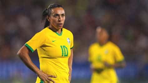 Write informative laconic excerpt under 30 words in mexican spanish for news below. Do not wrap it into quotation marks or html tags. Brazil&apos;s all-time top scorer in both men&apos;s and women&apos;s football, Marta, will retire from internationals this year, the 38-year-old striker said on Thursday.Marta, who has been playing in the United States with Orlando Pride since 2017, hopes to make her sixth appearance at the Olympics at this year&apos;s Games in Paris.- Stream on ESPN+: LaLiga, Bundesliga, more (U.S.)"If I go to the Olympics, I will enjoy every moment, because, regardless of whether I go to the Olympics or not, this is my last year with the national team," Marta told CNN in an interview on Thursday."There will be no more Marta from 2025 in the national team as an athlete."I am very calm about this, because I see with great optimism this development that we are having in relation to young athletes."Marta, affectionately known as "Queen Marta," is the all-time highest scorer for Brazil with 116 goals in 175 matches.Regarded as one of the best footballers of all time, she is also the top scorer in the Women&apos;s World Cup with 17 goals. While she has not won the World Cup, she was a losing finalist in 2007 when Brazil lost 2-0 to Germany in Shanghai, China.She has won three Copa America Femenina titles and was part of the Brazil team that claimed silver medals at the 2004 and 2008 Games.Marta began her club career with Vasco da Gama, with spells at Swedish sides Umea IK, Tyreso FF and Rosengard. In the U.S., she has also played for Los Angeles Sol, Western New York Flash and Gold Pride. ,La máxima goleadora histórica de Brasil en fútbol masculino y femenino, Marta, se retirará de las selecciones este año, a los 38 años.