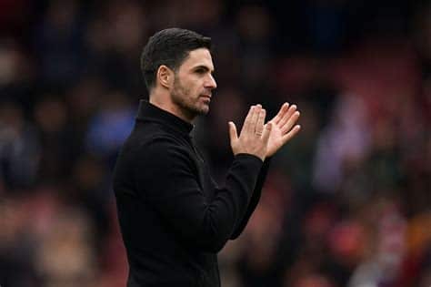 Write informative laconic excerpt under 30 words in mexican spanish for news below. Do not wrap it into quotation marks or html tags. Mikel Arteta said on Friday that Arsenal need to "put their rivalry with Tottenham aside" and focus on securing the victory they need to stay in the Premier League title race.Arsenal will face a hostile atmosphere on Sunday at the home of their fiercest enemies as they aim to temporarily return to the top of the table with Manchester City playing later on Sunday at Nottingham Forest.- Stream on ESPN+: LaLiga, Bundesliga, more (U.S.)Spurs will be motivated by attempting to stop their north London rivals from winning their first League title since 2004, but Arteta said: "I think it&apos;s an unbelievable atmosphere. We played there a few times already and it&apos;s a great place to play football."We have to put the rivalry aside and we have to live the game with passion and the intensity that it demands rather than anything special because the game has everything you need to enjoy it."Spurs will have had 15 days without a game, during which time Arsenal have played four times, losing at home to Aston Villa, exiting the Champions League quarterfinals at Bayern Munich before two wins against Wolves and Chelsea.Arteta played down the prospect of their recent schedule being a disadvantage, adding: "I love the fact that we played four games. We had some great experiences. It&apos;s been a really demanding week. We had some great results in the last two. That has boosted the confidence of everybody. We&apos;re in a good place."Meanwhile, Tottenham and Arsenal are battling to sign West Ham teenager Daniel Rigge, sources have told ESPN.The 18-year-old signed his first professional contract in October -- and his existing deal will still have two years left to run this summer -- but the attacking midfielder has attracted interest from a number of Premier League clubs.Spurs are said to be leading the race for his signature but Arsenal and Manchester United are among the sides tracking Rigge, who has impressed as West Ham sit second in the Premier League under-18s table, two points behind leaders Chelsea.Rigge was released by City after coming through their academy ranks before joining West Ham in 2022. ,Arteta de Arsenal busca la victoria ante Tottenham para mantenerse en la lucha por el título de la Premier League. Tottenham y Arsenal compiten por fichar a Rigge.