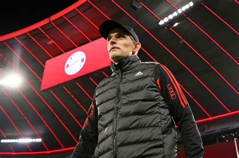 Write informative laconic excerpt under 30 words in mexican spanish for news below. Do not wrap it into quotation marks or html tags. Bayern Munich&apos;s outgoing manager Thomas Tuchel said on Friday that he is not bothered by a fan petition calling for him to stay at the club, despite the number of signatures reaching over 14,000 since its creation on Tuesday.Tuchel and Bayern agreed to part ways at the end of the season in February after a run of three defeats. The Bavarian giants also failed to win the Bundesliga title for the first time in 12 attempts, watching on as Xabi Alonso&apos;s Bayer Leverkusen clinched the championship with five games to spare.- Stream on ESPN+: LaLiga, Bundesliga, more (U.S.)However, since then, Bayern have progressed to the semifinals of the Champions League, ousting Premier League leaders Arsenal. Many fans seem unhappy with the idea of Ralf Rangnick, the coach reported to be the front-runner to land the job.Austria men&apos;s national team coach Rangnick confirmed earlier this week that he had been contacted by Bayern, though refused to commit to taking the job.The petition, entitled "We want Juppel [Tuchel] and not Rangnick!," has grown rapidly to more than 14,000 signatures."With all due respect to candidates like [Aston Villa&apos;s Unai] Emery or Rangnick, these coaches can&apos;t hold a candle to &apos;Juppel.&apos;"Considering that the &apos;Finale Dahoam&apos; [the Allianz Arena&apos;s 2025 hosting of the Champions League final] will take place next season, Bayern Munich should actually be glad to have such an outstanding Champions League coach like TT [Tuchel]."In his Friday news conference ahead of Bayern&apos;s clash with Eintracht Frankfurt, Tuchel said he wasn&apos;t focusing on the noise around his job."Even though this topic is good for me when they [the fans] wish you to stay, it&apos;s not something that is a priority," Tuchel said."It isn&apos;t allowed to be a priority. In the next 11 days it&apos;s only about football, nothing else. Whether it&apos;s pleasant or unpleasant, I don&apos;t allow myself to be influenced by it."Tomorrow we have a test [against Frankfurt] and either we are distracted or we find solutions. Put on ear plugs or headphones and study for the test. That is my task."The first leg of Bayern&apos;s Champions League semifinal against Real Madrid takes place at the Allianz Arena on Tuesday. ,Thomas Tuchel, ex-entrenador de Bayern Munich, no se preocupa por la petición de los aficionados pidiendo que se quede, con más de 14,000 firmas.