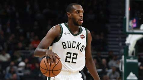 Write informative laconic excerpt under 30 words in mexican spanish for news below. Do not wrap it into quotation marks or html tags. El jugador Khris Middleton de los Bucks de Milwaukee ha sido una de las jugadores más consistentes de la NBA en las últimas temporadas. Ha promediado entre 20.1 y 20.9 puntos, entre 5.4 y 6.2 rebotes y entre 4.3 y 5.4 asistencias por partido en las últimas tres temporadas. A pesar de haberse sometido a una cirugía de ligamentos en la muñeca en julio, Middleton se espera que esté listo para el inicio de la temporada regular y continúe siendo una opción ofensiva clave para los Bucks.,Khris Middleton, jugador destacado de los Bucks de Milwaukee, se recupera de cirugía y sigue siendo una pieza clave en la NBA.