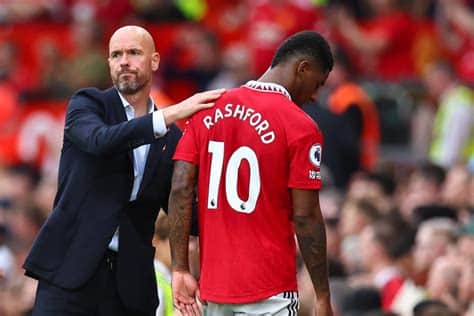 Write informative laconic excerpt under 30 words in mexican spanish for news below. Do not wrap it into quotation marks or html tags. Erik ten Hag says he "knows" why Marcus Rashford has suffered a drastic dip in form this season and insisted the Manchester United forward has to take responsibility for getting himself back on track.Rashford has come in for heavy criticism from some sections of United&apos;s fan base during a disappointing season which has seen the 26-year-old score just eight goals in all competitions.- Stream on ESPN+: LaLiga, Bundesliga, more (U.S.)The England striker got 30 goals last season and at a news conference on Friday, Ten Hag was asked why there has been such a significant drop off."That is an interesting question," Ten Hag said. "He knows, I know. It has to do with himself but also to do of course with the team. I already said our attacking game has improved a lot after the winter."But before winter our attacking game was not good enough. "I think it&apos;s always the two factors I mentioned; it&apos;s the team and it&apos;s himself. They are of course related to each other."Rashford hit back at some of the criticism he&apos;s received by labelling it "abuse" in a post on social media on Thursday night.Much of the scrutiny he has faced from supporters has focused on a perceived lack of effort in some matches and Ten Hag addressed that particular accusation by saying he would "confront" Rashford if that was the case."When he is not doing the right stuff out of possession I will confront him with this," said Ten Hag. "I will give arguments and also we use data."Ten Hag was asked whether he had been forced to have that conversation with Rashford this season with the Dutchman responding that it was "an internal matter."Rashford is set to miss the Premier League game against Burnley on Saturday because of an injury picked up during the FA Cup semifinal against Coventry a week ago.After a disappointing campaign, United need points to ensure they finish the season in the European places and Ten Hag -- whose future as manager remains in doubt -- has urged the club to strengthen the squad over the summer if they want to get closer to challenging for the title in the near future."This year we stand still but I think when everyone is available definitely we are competing for the top four, I&apos;m confident of that," he said. "We are not, in this moment, in the position to compete for No.1 or No.2. That is a fact. But we can come closer if we make a good window."This summer we have to take our chances on positions which strengthen us."We have to strengthen ourselves in the quality and in key positions and also in the depth of the squad, which I think is one of the lessons from this season." ,Erik ten Hag habla sobre la baja de forma de Marcus Rashford esta temporada y la responsabilidad del jugador para mejorar. United necesita puntos para asegurar competencia europea.