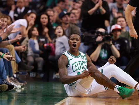 Write informative laconic excerpt under 30 words in mexican spanish for news below. Do not wrap it into quotation marks or html tags. Terry Rozier, jugador de los Charlotte Hornets, ha tenido dos temporadas ofensivas sólidas, promediando 19.8 puntos, 4.3 rebotes, 4.4 asistencias y 1.3 robos en las últimas dos temporadas. (Fuente: información de su rendimiento en temporadas previas) Se espera que Rozier asuma un papel ofensivo más importante debido a una posible suspensión de Miles Bridges, lo que lo convierte en un activo importante para los Hornets. (Fuente: especulación sobre el impacto de una posible suspensión de Miles Bridges) El juego consistente de Rozier y su capacidad para evitar pérdidas convierten a Rozier en un jugador de alto rendimiento con un techo elevado. (Fuente: análisis de su rendimiento y cualidades en temporadas pasadas),Terry Rozier, jugador sólido de los Charlotte Hornets, es clave por posible suspensión de Miles Bridges. Alta producción y habilidad defensiva.