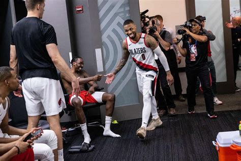 Write informative laconic excerpt under 30 words in mexican spanish for news below. Do not wrap it into quotation marks or html tags. El base estrella de los Portland Trail Blazers, Damian Lillard, sufrió una temporada baja en el 2022 debido a un dolor abdominal crónico que afectó su rendimiento. Se sometió a una cirugía a mediados de enero y no regresó a la cancha. A pesar de su lesión, Lillard ha sido seleccionado en el Segundo Equipo All-NBA en 2021 y ha sido incluido en el top 10 en producción de fantasía en las últimas cuatro temporadas. Han surgido rumores sobre una posible salida de Lillard de los Trail Blazers, pero se espera que siga jugando a un alto nivel donde quiera que esté y sea uno de los mejores jugadores de la liga.,Damian Lillard pasó por una temporada baja en el 2022 por lesiones, pero se mantiene como estrella de la NBA con futuro incierto en Portland.