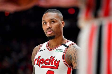 Write informative laconic excerpt under 30 words in mexican spanish for news below. Do not wrap it into quotation marks or html tags. El jugador de baloncesto Damian Lillard de los Trail Blazers de Portland tuvo una temporada difícil debido a una lesión abdominal crónica que lo hizo jugar solo 29 partidos. Lillard tuvo bajos porcentajes de tiro, con un 40.2% de tiros de campo y un 32.4% de tiros de tres, ambos los peores de su carrera. Los Blazers hicieron cambios importantes en su plantilla, incluyendo la salida de su compañero de backcourt CJ McCollum, lo que podría dar a Lillard una tasa de uso más alta en la próxima temporada.,Temporada difícil para Damian Lillard de los Trail Blazers. Lesión abdominal limitó su juego a 29 partidos con bajos porcentajes de tiro. Equipo se rearma.