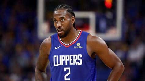 Write informative laconic excerpt under 30 words in mexican spanish for news below. Do not wrap it into quotation marks or html tags. Kawhi Leonard, jugador de baloncesto de los LA Clippers, ha sufrido una lesión en el ligamento cruzado anterior de la rodilla derecha. La lesión ocurrió durante los playoffs de la temporada 2020-2021 de la NBA. Leonard se perderá el inicio de la temporada 2021-2022 y se espera que esté fuera de acción hasta febrero de 2022.,Kawhi Leonard, estrella de los LA Clippers, se lesionó el ligamento cruzado anterior de la rodilla derecha en playoffs. Estará fuera hasta febrero.