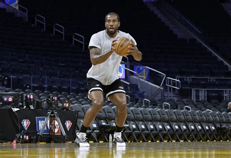 Write informative laconic excerpt under 30 words in mexican spanish for news below. Do not wrap it into quotation marks or html tags. Kawhi Leonard se perderá el inicio de la temporada debido a una lesión en el ligamento cruzado anterior Leonard ha tenido problemas de lesiones en el pasado y esto afectará su disponibilidad para jugar La ausencia de Leonard será un gran golpe para los Clippers, ya que es uno de los mejores jugadores de la liga,Kawhi Leonard no jugará al inicio de la temporada por lesión en ligamento cruzado anterior. Su ausencia afectará a los Clippers.