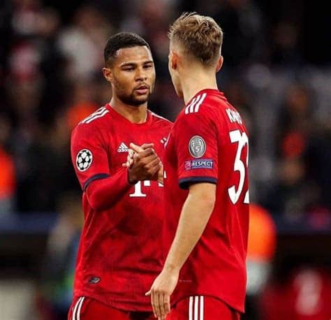 Write informative laconic excerpt under 30 words in mexican spanish for news below. Do not wrap it into quotation marks or html tags. MUNICH, Germany -- Joshua Kimmich says Bayern Munich cannot let uncertainty surrounding the club&apos;s next manager affect their bid to get past Real Madrid in the Champions League semifinals.Thomas Tuchel is set to leave the post at the end of the season, though a petition created by fans for the 2021 Champions League winner to stay has reached nearly 18,000 signatures.- Stream on ESPN+: LaLiga, Bundesliga, more (U.S.)Bayern have made former Manchester United caretaker Ralf Rangnick their top choice to replace him, but ahead of the semifinal first leg in Munich on Tuesday, Kimmich has warned against letting the speculation become a distraction."We heard about it but for players it doesn&apos;t concern us," Kimmich told a news conference on Monday."It&apos;s all about tomorrow and next week [in Madrid] so we don&apos;t really let anything in. We focus and concentrate on what we want to do. Focus on that and everything else we can&apos;t have an influence on."Tuchel says he is looking to reach the Champions League final to "compensate" for a poor domestic campaign which has seen Bayern surrender the Bundesliga title for the first time since 2012.He has concerns over the fitness of a number of players including Konrad Laimer, Matthijs de Ligt, Leroy Sané, Jamal Musiala and Dayot Upamecano, but in his pre-match news conference, the German coach was confident enough to make a bold prediction about Serge Gnabry."Serge Gnabry is going to score," he said. "It&apos;s going to happen. I don&apos;t know where it&apos;s come from, but it&apos;s going to happen."Gnabry was on target in the quarterfinal against Arsenal as Bayern won 3-2 on aggregate to set up the last-four tie against Real Madrid.Carlo Ancelotti&apos;s side, 14-times winners of the competition, will start the game as favourites, but Tuchel believes the two games against Arsenal, who are top of the Premier League, can give his players the belief to reach the final at Wembley."It gave us a lot of confidence to eliminate Arsenal," Tuchel said. "They are top of the Premier League and they have shown their qualities. This is a big stage and we want to push it over the line."We play against Real Madrid and play against experience, the shirt, the myth."We&apos;re looking forward to it. We have to find a good mix between discipline and freedom. We have to find the right balance and take advantage of it. It feels like a final and my approach is to see it like a final." ,Bayern Munich enfrenta incertidumbre con nuevo entrenador mientras se preparan para semifinal contra Real Madrid en la Champions League.