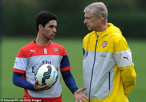 Write informative laconic excerpt under 30 words in mexican spanish for news below. Do not wrap it into quotation marks or html tags. Arsenal coach Mikel Arteta has said he has been seeking advice from former manager Arsene Wenger as the club aims to end their 20-year wait for the Premier League title this season.Arsenal face a trip to fierce rivals Tottenham on Sunday, where a win could galvanise their hopes of lifting the title. Leaders Arsenal are one point ahead of Manchester City, who face Nottingham Forest later on Sunday with a game in hand.- Stream on ESPN+: LaLiga, Bundesliga, more (U.S.) - Where could Man City slip up to give Arsena hope in title race?Wenger during his 22-year tenure led Arsenal to three league titles, in 1997-98, 2001-02, and the remarkable "Invincibles" season in 2003-04.Arsenal remained unbeaten throughout the entire 2003-04 league campaign and clinched the title with a 2-2 draw in the north London derby at Spurs&apos; White Hart Lane stadium"I have spoken to him a few times," Arteta told reporters. "There were certain topics [we discussed] about how they won it and the later stages."[Wenger] used to talk about that when I was a player. For this time of the season, at the end, it is about finding a way to win the game. You can do it in various ways when you look at how they won the titles."And how they won certain games with very, very, close margins. He always talked about that, about the fine margins and who is going to step up on the occasion to make it happen."Fifth-placed Tottenham, who have not had a game for two weeks, are eying a fourth place finish in the league. ,Asesoramiento de Wenger a Arteta para el título de liga. Arsenal busca poner fin a la sequía de 20 años. Tottenham vs. Arsenal. Lucha por la cima.