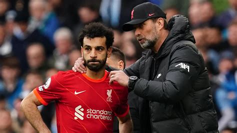 Write informative laconic excerpt under 30 words in mexican spanish for news below. Do not wrap it into quotation marks or html tags. Mohamed Salah has refused to reveal the reasons behind the touchline disagreement he had with manager Jurgen Klopp during Liverpool&apos;s 2-2 draw with West Ham at the London Stadium on Saturday, saying: "There is going to be fire today if I speak."Klopp and Salah appeared to have a disagreement as the Egypt international waited to be introduced from the bench with 13 minutes remaining, with fellow substitutes Darwin Núñez and Joe Gomez stepping in to diffuse the situation.- Stream on ESPN+: LaLiga, Bundesliga, more (U.S.)Salah declined the opportunity to speak to reporters in the mixed zone following the full-time whistle in east London, saying: "There is going to be fire today if I speak."The defeat dealt a further blow to Liverpool&apos;s fading hopes of winning the Premier League, with Klopp&apos;s team now two points behind Arsenal, who can extend their lead at the top of the table when they face rivals Tottenham on Sunday.Klopp had earlier declined to elaborate on the reasons behind the disagreement."We spoke about that in the dressing room and it&apos;s done for me, that&apos;s all," the Liverpool boss said.Liverpool face Tottenham next Sunday in the Premier League.  ,Mohamed Salah evitó revelar razones detrás de desacuerdo con Klopp durante empate 2-2 del Liverpool con West Ham. Klopp no comentó. Liverpool enfrentará a Tottenham.