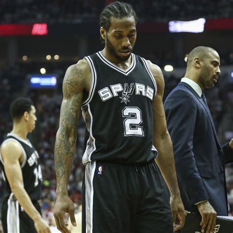 Write informative laconic excerpt under 30 words in mexican spanish for news below. Do not wrap it into quotation marks or html tags. - Kawhi Leonard, jugador de los Clippers de la NBA, ha sufrido una lesión en el ligamento cruzado anterior (ACL) de la rodilla derecha. - Leonard no ha disputado ningún partido en la temporada 2021-2022 debido a esta lesión y no se espera que regrese a las canchas hasta febrero de 2023. - El historial de lesiones de Leonard ha sido extenso a lo largo de su carrera, lo que plantea dudas sobre su capacidad para mantenerse saludable y jugar una temporada completa.,Kawhi Leonard, de los Clippers, en problemas tras lesión en ACL. Regreso a las canchas no se espera hasta febrero 2023, levantando dudas sobre su futuro deportivo.