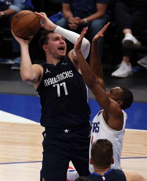 Write informative laconic excerpt under 30 words in mexican spanish for news below. Do not wrap it into quotation marks or html tags. Luka Doncic se une al equipo de los Dallas Mavericks para la temporada 2021-2022 de la NBA. Doncic promedió 27.7 puntos, 8.6 asistencias y 8.0 rebotes por partido en la temporada pasada, alcanzando récords personales en porcentaje de tiros de campo y porcentaje de tiros de tres puntos. El jugador es considerado uno de los favoritos para el premio de MVP de la NBA esta temporada.,Luka Doncic firma con Dallas Mavericks. Promedio destacado la temporada pasada, favorito al MVP de la NBA este año.