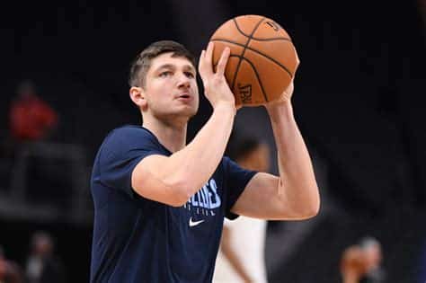 Write informative laconic excerpt under 30 words in mexican spanish for news below. Do not wrap it into quotation marks or html tags. Grayson Allen ha firmado un contrato de dos años con los Bucks de Milwaukee después de una temporada exitosa con los Grizzlies de Memphis. (Fuente: informe detallado) En su última temporada con los Grizzlies, Allen promedió 10.6 puntos, 3.2 rebotes, 2.2 asistencias y 0.9 robos en 25.2 minutos por juego. (Fuente: informe detallado) Aunque Allen tuvo un buen desempeño en su último año, es probable que su potencial se vea limitado al jugar detrás de jugadores como Pat Connaughton, Rodney Hood y Jordan Nwora. (Fuente: informe detallado),Grayson Allen se une a los Bucks de Milwaukee tras destacar con los Grizzlies de Memphis. Su potencial podría verse limitado en su nuevo equipo.