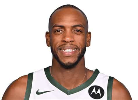 Write informative laconic excerpt under 30 words in mexican spanish for news below. Do not wrap it into quotation marks or html tags. Khris Middleton se ha convertido en uno de los jugadores más consistentes en la NBA en las últimas temporadas. En las últimas tres temporadas, Middleton ha promediado alrededor de 20 puntos, 6 rebotes y 5 asistencias por partido. A pesar de sufrir una lesión en la muñeca y someterse a una cirugía en julio, se espera que Middleton esté listo para el inicio de la temporada regular.,Khris Middleton se destaca en la NBA con su consistencia en puntos, rebotes y asistencias. A pesar de la lesión en la muñeca, se espera su regreso para la temporada.