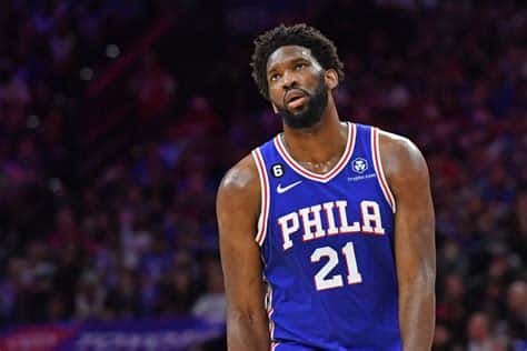 Write informative laconic excerpt under 30 words in mexican spanish for news below. Do not wrap it into quotation marks or html tags. El jugador de baloncesto Joel Embiid ha tenido una carrera destacada, siendo finalista del MVP y seleccionado en el segundo equipo All-NBA en varias temporadas. A pesar de su éxito, Embiid ha lidiado con una serie de lesiones a lo largo de su carrera, lo que ha limitado su participación en los partidos. Embiid es un jugador con un gran potencial en el fantasy basketball, pero su historial de lesiones lo convierte en un riesgo para los gerentes de fantasía.,Joel Embiid, estrella del baloncesto con éxito y lesiones recurrentes, destaca en fantasía pero con riesgo de lesiones para gerentes de fantasía.