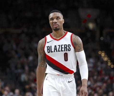 Write informative laconic excerpt under 30 words in mexican spanish for news below. Do not wrap it into quotation marks or html tags. - Damian Lillard, jugador estrella de los Trail Blazers, regresa después de una temporada pasada difícil debido a una lesión abdominal crónica. - Lillard ha tenido un rendimiento destacado en las últimas temporadas, promediando cerca de 30 puntos por partido. - A pesar de los rumores de una posible salida de Portland, Lillard se mantiene comprometido con el equipo y se espera que tenga otra gran temporada. Damian Lillard regresa después de una lesión y busca destacar en la próxima temporada de la NBA. Lillard ha tenido un rendimiento sobresaliente en las últimas temporadas, promediando cerca de 30 puntos por partido. A pesar de los rumores de una posible salida, Lillard se mantiene comprometido con los Trail Blazers y buscará liderar al equipo hacia el éxito.,Damian Lillard vuelve tras lesión, listo para brillar en la NBA. Manteniendo su compromiso con Blazers, buscará liderar al equipo hacia el éxito.