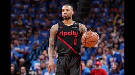 Write informative laconic excerpt under 30 words in mexican spanish for news below. Do not wrap it into quotation marks or html tags. Damian Lillard tuvo una temporada difícil en 2022-23 debido a problemas de salud, jugando solo 29 partidos Lillard tuvo bajos porcentajes de tiro en campo y triples, pero se espera que recupere su nivel en la próxima temporada Existen rumores de que Lillard podría querer salir de los Trail Blazers, pero no se espera que afecten su rendimiento en la cancha,La temporada 2022-23 fue complicada para Damian Lillard por lesiones. Rumores de salida de Trail Blazers no afectan su rendimiento en cancha.