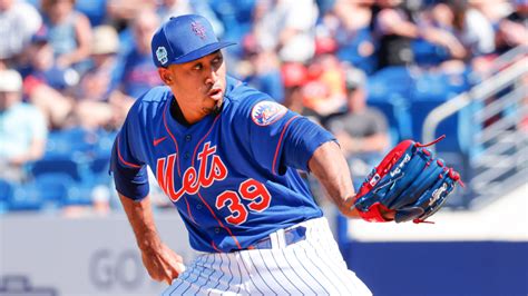 El cerrador de los New York Mets, Edwin Díaz, regresa al juego después de una lesión en el tendón rotuliano durante la Serie Mundial de Béisbol de 2023.