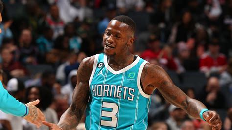 Write informative laconic excerpt under 30 words in mexican spanish for news below. Do not wrap it into quotation marks or html tags. El jugador de baloncesto Terry Rozier ha tenido un desempeño constante en las últimas temporadas, promediando 19.8 puntos, 4.3 rebotes, 4.4 asistencias y 1.3 robos por partido en 142 partidos jugados. Rozier ha sido una sorpresa en fantasy basketball, superando las expectativas y obteniendo un rango de 48 en fantasy por partido y un rango de 22 en valor total. Se espera que Rozier asuma un papel ofensivo aún mayor esta temporada debido a la posible suspensión de Miles Bridges, lo que lo convierte en un jugador de alto valor y con un techo de rendimiento más alto.,Terry Rozier, jugador destacado en baloncesto, promedia 19.8 puntos, 4.3 rebotes y 4.4 asistencias. Se espera mayor rendimiento esta temporada.