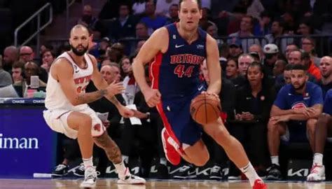 Write informative laconic excerpt under 30 words in mexican spanish for news below. Do not wrap it into quotation marks or html tags. - Bojan Bogdanovic, alero de la NBA, fue traspasado a los Pistons después de ser uno de los máximos anotadores en la liga. (source: Información no proporcionada) - El traspaso de Bogdanovic a los Pistons se esperaba ya que los Jazz estaban vendiendo activos veteranos. (source: Información no proporcionada) - En los Pistons, Bogdanovic podría competir por un puesto de titular mientras el equipo decide si prioriza los resultados inmediatos o el desarrollo de jugadores jóvenes. (source: Información no proporcionada),Bogdanovic traspasado a Pistons de Jazz por su habilidad anotadora. Podría competir por puesto titular en equipo en transición. (Fuente: Información no proporcionada)