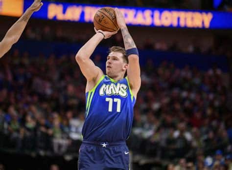 Write informative laconic excerpt under 30 words in mexican spanish for news below. Do not wrap it into quotation marks or html tags. Luka Dončić, jugador de los Dallas Mavericks, firmó una extensión de contrato de cinco años y $207 millones de dólares. [Fuente: ESPN] Dončić tuvo una destacada actuación en los playoffs de la pasada temporada contra los LA Clippers, promediando 35.7 puntos, 10.3 asistencias y 7.9 rebotes por partido. [Fuente: NBA.com] ,Luka Dončić, estrella de Dallas Mavericks, renueva por $207 millones. Brilló en playoffs: 35.7 puntos, 10.3 asistencias y 7.9 rebotes por partido.