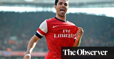 Write informative laconic excerpt under 30 words in mexican spanish for news below. Do not wrap it into quotation marks or html tags. Mikel Arteta has said that Arsenal are ready to push Manchester City to the final day of the season but warned his players not to get carried away by Sunday&apos;s 3-2 win at Tottenham.Arsenal raced into a 3-0 lead through a Pierre-Emile Højbjerg own goal in addition to strikes from Bukayo Saka and Kai Havertz before Spurs mounted a second-half comeback.- Stream on ESPN+: LaLiga, Bundesliga, more (U.S.)Cristian Romero took advantage of a mistake from David Raya to score in the 64th-minute before Son Heung-Min&apos;s 87th-minute penalty threatened parity only for Arsenal to hold on.Asked before City beat Nottingham Forest later in the day if the victory was evidence his squad is ready to fight until the very end, Arteta, who registered his 100th league win as a manager, said: "Yeah 100%. I&apos;ve seen that the whole season."They give me the reason to believe that every single day. We are right on it. The motivation for what is ahead is beautiful. We are all expecting that they&apos;re going to have a real go."Arsenal fell away when leading the title race last year at the beginning of April but have now secured three consecutive league wins after exiting the Champions League at the quarterfinal stage to Bayern Munich. They sit one point ahead of City, who have a game in hand."At the end the judgement is going to be based on the outcome," Arteta said. "If they got the goal in the last minute to make it 3-3 then we wouldn&apos;t have been ready [to win the league]."The margins are so small. Don&apos;t get carried away with yourself. We want to be better. There are margins for improvement. Go again against Bournemouth [on Saturday] because it&apos;s going to be really tough."Spurs boss Ange Postecoglou bemoaned the lack of maturity in his team and urged his players to learn from Argentina centre-back Romero, who hit the post in the first half before his goal sparked Tottenham into life."He was outstanding," Postecoglou said. "He&apos;s a World Cup winner and I&apos;ve just got to get some of what&apos;s in him into some of the others."It&apos;s about now over the course of time getting from where we are to where we want to get to. To do that we&apos;re still not absolutely laser focused on the details, the small things that get you from where we are to become a team that contends. Credit to Arsenal, they&apos;re there now. They&apos;re a team that does deal with the details well and we don&apos;t."Spurs ended the day in fifth place, seven points behind fourth-placed Aston Villa but with two games in hand. ,Mikel Arteta dice que Arsenal está listo para presionar al Manchester City hasta el final de la temporada pero advierte a sus jugadores que no se dejen llevar por la victoria sobre Tottenham.