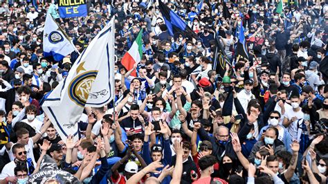 Write informative laconic excerpt under 30 words in mexican spanish for news below. Do not wrap it into quotation marks or html tags. Thousands of fans lined the streets on Sunday as Inter Milan paraded in an open-air bus from the San Siro stadium to the city cathedral to celebrate the Nerazzurri&apos;s 20th Serie A title.The celebration followed a 2-0 home win over Torino on Sunday, which came six days after Inter sealed the title in memorable fashion with a derby victory over city rival AC Milan.- Stream on ESPN+: LaLiga, Bundesliga, more (U.S.)Inter players threw coach Simone Inzaghi into the air on the San Siro pitch to get the celebration rolling.Hakan Calhanoglu scored two second-half goals to extend Inter&apos;s advantage to 19 points over second-place Milan, which was held to a 0-0 draw by third-place Juventus on Saturday.Also, fourth-place Bologna required a late goal from Alexis Saelemaekers to secure a 1-1 draw with relegation-threatened Udinese. ,Fans abarrotaron las calles el domingo para celebrar el vigésimo título de Serie A de Inter de Milán con un desfile en autobús desde el estadio San Siro.