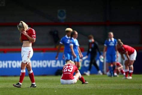 Write informative laconic excerpt under 30 words in mexican spanish for news below. Do not wrap it into quotation marks or html tags. A superb second-half brace by Mary Fowler set Manchester City on course for a 4-0 away win over Bristol City on Sunday that moves them six points clear at the top of the Women&apos;s Super League table, relegating Bristol City in the process.In the second-tier Women&apos;s Championship, Crystal Palace were promoted to the top flight following a goalless draw against Sunderland on the final day of the season that gave them a total of 46 points, one more than closest rivals Charlton Athletic.- Stream on ESPN+: LaLiga, Bundesliga, more (U.S.)With 20 of their 22 league games played, Manchester City top the standings on 52 points with Chelsea, who lost their Champions League semifinal to Barcelona on Saturday, on 46 points but with two games in hand and City enjoying the advantage when it comes to goal difference.For Bristol, their stay in the WSL came to an end after a single season with one win and three draws -- all away from home -- giving them a meagre six points after 20 games, eight behind Leicester City with two games left to play.Bristol had their fair share of decent chances and kept a clean sheet in the first half, but Australia international Fowler sent a wonder strike flying into the top corner in the 62nd minute and added a second 13 minutes later.Needing a win to have any chance of staying up, Bristol&apos;s fate was effectively sealed when Amy Rodgers turned the ball into her own net to make it 3-0 in the 75th minute, and Alex Greenwood&apos;s header with the last touch of the game was the final straw for the Robins.Earlier in the day, Manchester United striker Ella Toone came of the bench to grab the only goal of the game as her side beat Leicester City 1-0 to remain fourth and open up a three-point gap with Liverpool, who face Chelsea on Wednesday.There were also three 1-1 stalemates as third-placed Arsenal drew away to Everton, Brighton & Hove Albion were pegged back by Tottenham Hotspur and Aston Villa were held at home by West Ham United thanks to a stoppage-time goal by Shannon Cooke.In the second-tier Women&apos;s Championship, Crystal Palace were promoted to the top flight following a goalless draw against Sunderland on the final day of the season that gave them a total of 46 points, one more than closest rivals Charlton Athletic. ,Mary Fowler firma un doblete en el segundo tiempo para llevar al Manchester City a una victoria 4-0 sobre el Bristol City, liderando la Women's Super League. Crystal Palace sube a la máxima categoría.