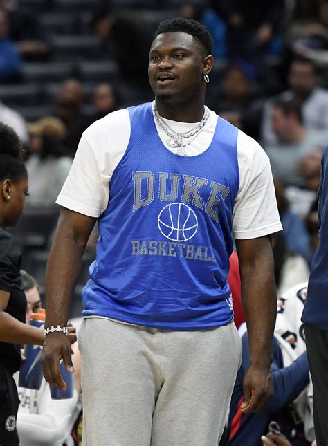 Write informative laconic excerpt under 30 words in mexican spanish for news below. Do not wrap it into quotation marks or html tags. Zion Williamson, jugador de los Pelicans de Nueva Orleans, firmó un contrato máximo de cinco años y $231 millones de dólares, poniendo fin a las especulaciones sobre su posible salida del equipo. Fuente: No especificada. Williamson ha mostrado su potencial como una fuerza dominante en el fantasy basketball. En la temporada 2020-2021, promedió 27.0 puntos, 7.2 rebotes y 3.7 asistencias con un 61.1% de efectividad en tiros de campo. Sin embargo, las lesiones han sido un problema en su carrera. Fuente: No especificada. Se espera que Williamson esté listo para jugar al inicio de la temporada y tendrá un equipo talentoso a su alrededor, incluyendo a Brandon Ingram, CJ McCollum y Jonas Valanciunas. Existe preocupación por posibles lesiones y la posibilidad de que descanse en algunos juegos de series consecutivas. Fuente: No especificada.,Zion Williamson firma contrato millonario con los Pelicans y enfrenta desafíos por lesiones en su carrera. Listo para la temporada con equipo talentoso.