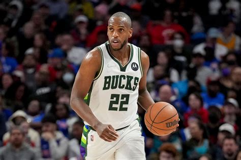 Write informative laconic excerpt under 30 words in mexican spanish for news below. Do not wrap it into quotation marks or html tags. Khris Middleton, jugador de los Milwaukee Bucks, ha sido uno de los jugadores más consistentes de la NBA en las últimas temporadas, promediando alrededor de 20 puntos, 6 rebotes y 5 asistencias por partido. La pasada temporada, Middleton fue seleccionado para su tercer juego de las estrellas y tuvo un porcentaje de tiro eficaz del 44/37/89. A pesar de una lesión en la muñeca que requirió cirugía en julio, se espera que esté listo para el inicio de la temporada regular. Los Bucks confían en que Middleton mantendrá su papel como la segunda opción ofensiva detrás de Giannis Antetokounmpo y que será un objetivo atractivo en los drafts de fantasía en las rondas 30-40.,Khris Middleton, de Milwaukee Bucks, destaca por su consistencia en la NBA: 20 puntos, 6 rebotes, 5 asistencias por partido. A pesar de lesión, listo para temporada. Bucks lo ven como segunda opción ofensiva.