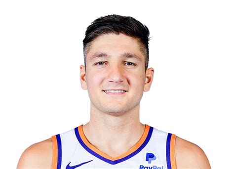 Write informative laconic excerpt under 30 words in mexican spanish for news below. Do not wrap it into quotation marks or html tags. Grayson Allen fue traspasado de los Grizzlies de Memphis a los Bucks de Milwaukee en un intercambio que involucró a Sam Merrill y dos futuras selecciones de segunda ronda. Allen tuvo una temporada destacada en Memphis, promediando 10.6 puntos, 3.2 rebotes, 2.2 asistencias y 0.9 robos en 25.2 minutos por juego. En los Bucks, Allen competirá por minutos con Pat Connaughton, Rodney Hood y Jordan Nwora en la posición de escolta suplente detrás de Donte DiVincenzo.,Grayson Allen traspasado a los Bucks de Milwaukee desde los Grizzlies de Memphis. Buena temporada previa; competirá por minutos como escolta suplente.