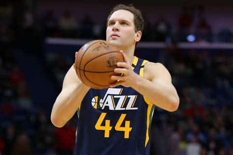 Write informative laconic excerpt under 30 words in mexican spanish for news below. Do not wrap it into quotation marks or html tags. Bojan Bogdanovic, jugador de baloncesto, fue traspasado a los Detroit Pistons por parte de los Utah Jazz. Bogdanovic, cuyo contrato expira después de esta temporada, podría competir por un puesto titular en los Pistons. El traspaso de Bogdanovic es parte del plan de los Jazz de deshacerse de jugadores veteranos y enfocarse en el desarrollo de jugadores jóvenes.,El Jazz traspasó a Bogdanovic a los Pistons, buscando rejuvenecer su roster mientras Bogdanovic lucha por titularidad en Detroit con contrato próximo.