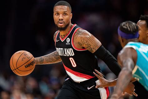 Write informative laconic excerpt under 30 words in mexican spanish for news below. Do not wrap it into quotation marks or html tags. Damian Lillard jugó solo 29 partidos en la temporada pasada debido a una lesión abdominal que afectó su rendimiento. Los Trail Blazers hicieron cambios importantes en el equipo tras la lesión de Lillard, incluyendo el intercambio de CJ McCollum a los Pelicans. Lillard fue seleccionado para el Segundo Equipo de la NBA y terminó en el séptimo lugar en la votación al Jugador Más Valioso en la temporada 2020-2021.,La lesión de Damian Lillard afectó su rendimiento en los Trail Blazers, resultando en cambios y un desempeño destacado en la NBA.