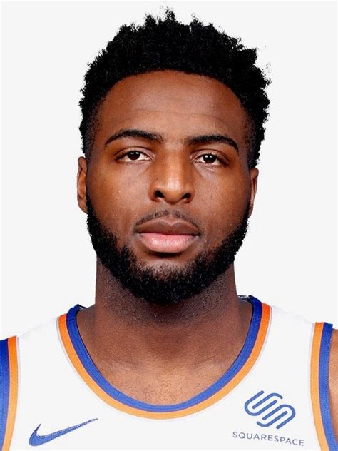 Write informative laconic excerpt under 30 words in mexican spanish for news below. Do not wrap it into quotation marks or html tags. Mitchell Robinson llega a un acuerdo de cuatro años con los Knicks A pesar de las lesiones, Robinson mantiene un alto porcentaje de bloqueo y tiro de campo La adquisición de Isaiah Hartenstein crea competencia en la posición de centro Mitchell Robinson, jugador de los New York Knicks, ha llegado a un acuerdo de cuatro años con el equipo. A pesar de las lesiones que ha sufrido en temporadas pasadas, Robinson ha mantenido un alto porcentaje de bloqueo y tiro de campo, lo que ha contribuido a su valor en fantasy. Sin embargo, la llegada de Isaiah Hartenstein crea competencia en la posición de centro y podría afectar el tiempo de juego de Robinson. Aún así, se espera que Robinson mantenga un rol importante en el equipo. (source: RotoWire) .,Mitchell Robinson firma por 4 años con los Knicks. A pesar de lesiones, destaca en bloqueo y tiro. Competencia con Hartenstein en posición de centro. Aún con rol clave.