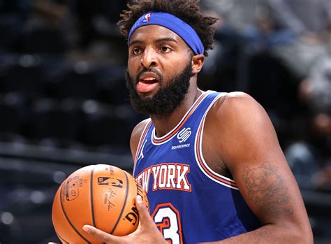 Write informative laconic excerpt under 30 words in mexican spanish for news below. Do not wrap it into quotation marks or html tags. Mitchell Robinson, jugador de los New York Knicks, ha llegado a un nuevo acuerdo de cuatro años con el equipo. Robinson ha sido un jugador valioso en las últimas cuatro temporadas, pero su participación se vio limitada debido a lesiones en la temporada 2020-2021. A pesar de la competencia en su posición, se espera que Robinson mantenga un rol importante en la rotación de los Knicks y siga siendo una opción atractiva en ligas de fantasía debido a su alta tasa de bloqueo y porcentaje de tiros de campo.,El pivote Mitchell Robinson renueva con los New York Knicks por 4 años. Lesiones limitaron su desempeño la temporada pasada, pero se espera que mantenga un papel clave.