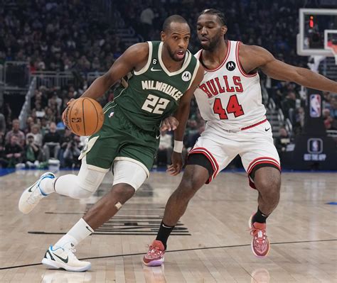 Write informative laconic excerpt under 30 words in mexican spanish for news below. Do not wrap it into quotation marks or html tags. Khris Middleton, jugador de los Bucks, ha sido uno de los jugadores más consistentes de la NBA en las últimas temporadas. En las últimas tres temporadas, Middleton ha promediado alrededor de 20 puntos, 6 rebotes y 5 asistencias por partido. A pesar de una lesión en la muñeca y una cirugía en julio, se espera que Middleton esté listo para el inicio de la temporada regular y continúe siendo una opción importante en el equipo de los Bucks.,Khris Middleton, estrella de los Bucks, clave para la NBA. Lesión superada, se espera su liderazgo en la nueva temporada con Milwaukee. 🏀