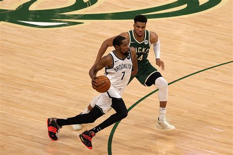 Write informative laconic excerpt under 30 words in mexican spanish for news below. Do not wrap it into quotation marks or html tags. Khris Middleton, jugador de los Milwaukee Bucks, ha sido un jugador consistente en las últimas tres temporadas. En promedio, ha anotado 20.9 puntos, ha capturado 6.2 rebotes y ha repartido 4.3 asistencias por partido. A pesar de su lesión en la muñeca y su cirugía en julio, se espera que Middleton esté listo para el inicio de la temporada regular.,Khris Middleton, jugador clave de los Milwaukee Bucks, se recupera de lesión en la muñeca y está listo para la nueva temporada de la NBA.