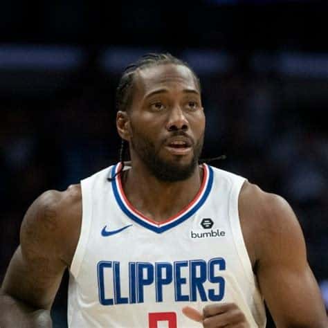 Write informative laconic excerpt under 30 words in mexican spanish for news below. Do not wrap it into quotation marks or html tags. Kawhi Leonard está de regreso tras una lesión en el ligamento cruzado anterior. Su regreso se esperaba para febrero de este año, pero nunca pudo jugar en la temporada pasada debido a esta lesión. Leonard ha sufrido varias lesiones a lo largo de su carrera y ha jugado más de 70 partidos solo dos veces. Su historial de lesiones hace que los gerentes de fantasía deban tener precaución a la hora de elegirlo en sus equipos. A pesar de las lesiones, Leonard ha demostrado ser un jugador productivo y ha terminado entre los 10 mejores jugadores de fantasía en términos de puntos por juego durante las últimas seis temporadas.,Kawhi Leonard vuelve tras lesión en ligamento, histórico de lesiones persiste pero su producción y desempeño lo mantienen como opción a considerar en ligas de fantasía.