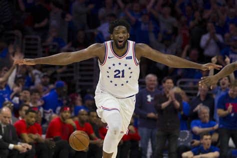 Write informative laconic excerpt under 30 words in mexican spanish for news below. Do not wrap it into quotation marks or html tags. Joel Embiid de los 76ers de Filadelfia tuvo su mejor temporada en 2021-2022, promediando 30.6 puntos, 11.7 rebotes, 4.2 asistencias y 1.1 robos por juego en 68 partidos. Embiid fue votado como el segundo MVP de la liga y fue seleccionado en el segundo equipo All-NBA. A pesar de las preocupaciones sobre su historial de lesiones, Embiid es considerado uno de los mejores pivotes en la fantasía del baloncesto y sigue siendo una selección de primera ronda valiosa.,Joel Embiid brilló en la temporada 2021-2022 con los 76ers, siendo segundo en MVP y en el equipo All-NBA, a pesar de sus lesiones.