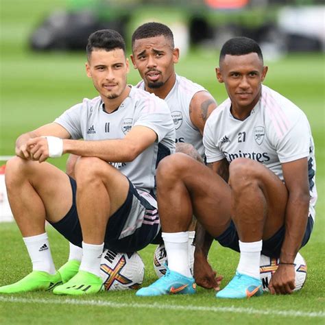 Write informative laconic excerpt under 30 words in mexican spanish for news below. Do not wrap it into quotation marks or html tags. Mikel Arteta has urged Arsenal forwards Gabriel Jesus and Gabriel Martinelli to do their talking on the pitch amid limited starting opportunities as Arsenal continue their pursuit of the Premier League title.Both Jesus and Martinelli have found themselves out of Arteta&apos;s starting line-up in recent weeks with Leandro Trossard, Kai Havertz and Bukayo Saka emerging as his preferred frontline.- Stream on ESPN+: LaLiga, Bundesliga, more (U.S.)Asked by ESPN Brasil if the pair were frustrated by the existing pecking order, Arteta said: "I think there are two parts. One, they&apos;re happy because of where we are as a team and what we&apos;re fighting for. And another, because now they want to play, everyone wants to play."Everyone who doesn&apos;t play everything wants to play more. But that&apos;s my decision and what I feel at each time."Both of them have been super important this season, and will also be these two remaining games and this is what this is about, when you have the moment you have to talk on the field and you have to say it on the field."Jesus&apos; future at the club has been in question as the Brazil international has struggled with knee problems since undergoing surgery for an injury sustained at the 2022 World Cup in Qatar. He underwent a second minor operation in January and admitted last month he couldn&apos;t "remember the last day I played football without pain."In his news conference last Friday, Arteta said the club has no intention of allowing Jesus to leave, and he told ESPN Brasil that injury was the primary reason he hasn&apos;t featured more this season."The thing is that he has played a lot here. With me, he played a lot," Arteta said. "And with me he has been very, very important. And it&apos;s true that when he hasn&apos;t played it was first because something has happened before and almost always that thing that has happened before has been an injury that has lost his momentum, and then the team has jumped and that must also be respected."But this is about showing out again and regaining his place, and that&apos;s what&apos;s important."Sources told ESPN after Arsenal&apos;s Champions League exit at the hands of Bayern Munich that the north London side had expedited its search for a new striker which would only serve to increase the level of competition for both Jesus and Martinelli.Jesus has scored four Premier League goals this term to go with five assists in 25 appearances, while Martinelli has managed six goals and four assists in 33 league games.Arteta also spoke to ESPN Brasil about the need to be ruthless as a manager at the elite level of professional football."There is the professional part, where in the end you have to play as far as a player achieves a level, or we think he will continue to achieve a certain level or what the team needs," he said."And there you have to be pragmatic, that&apos;s not personal, that&apos;s the player side, and there you have to be pragmatic and in my work I have to make those decisions."Arsenal travel to Manchester United in their penultimate Premier League fixture of the season on Sunday. They are top of the league as it stands, though Manchester City are just a point behind and have a game in hand -- to be played against Arteta&apos;s team&apos;s fierce rivals Tottenham Hotspur next week."It&apos;s always a very difficult place to go," Arteta said of the United clash. "One of the most beautiful places in this country for playing football. And we already know, if we want to win this Premier League, we have to go there and we have to win."Arsenal have won just once at Old Trafford since 2006 but take on Erik ten Hag&apos;s team as they face an injury crisis off the back of a humbling 4-0 defeat to Crystal Palace on Monday.Information from ESPN&apos;s James Olley contributed to this report. ,Mikel Arteta insta a Gabriel Jesus y Gabriel Martinelli a destacar en el campo mientras Arsenal persigue el título de la Premier League, con oportunidades de inicio limitadas.