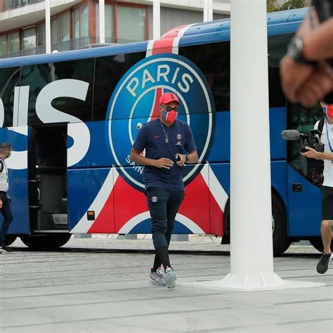 Write informative laconic excerpt under 30 words in mexican spanish for news below. Do not wrap it into quotation marks or html tags. Paris Saint-Germain gave fans their first look at what the team will look like without Kylian Mbappé with the release of the club&apos;s new home kit for the 2024-25 season.With their Champions League campaign over and their star man all but set to join Real Madrid this summer on a free transfer, PSG are busy prepping for life beyond Mbappe with a smart new primary strip forming part of their ongoing reshuffle.Rising star Warren Zaïre-Emery, the 18-year-old who recently signed a new contract with PSG, is one of the stars chosen to model the kit.After experimenting with unconventional designs in recent years, the 2024-25 home shirt sticks fairly close to the archetypal PSG home jersey, with the core elements being a deep blue base and the Parisians&apos; famous red and white "Hechter" stripe running vertically through the centre.However, on closer inspection the stripe has been slightly distressed to create a faux-brushstroke effect, which the club suggests serves as a homage to the contemporary urban art scene in Paris and its suburbs.The return of the classic Hechter stripe to home kit also comes after PSG received complaints from Ultras groups, who had grown increasingly perturbed after being foisted with several years of non-conformist designs. Indeed, the last appearance of the traditional red stripe came with the 2020-21 kit.The stripe then disappeared altogether in 2021-22 (being relocated to the sleeve cuffs), before undergoing consecutive "overhauls" in 2022-23 (a colour reverse) and 2023-24 (offset down the flank of the torso), much to the chagrin of many fans. ,El Paris Saint-Germain presenta su nueva camiseta para la temporada 2024-25 sin Kylian Mbappé, optando por un diseño clásico con una franja azul, roja y blanca.