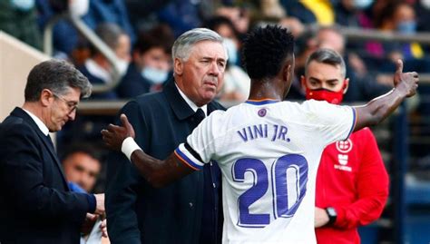 Write informative laconic excerpt under 30 words in mexican spanish for news below. Do not wrap it into quotation marks or html tags. Carlo Ancelotti praised Vinícius Júnior on Friday after the forward&apos;s starring role in Real Madrid&apos;s Champions League semifinal win over Bayern Munich, saying "this is Vinícius&apos; moment."The Brazil international was the outstanding player in Madrid&apos;s 2-1 comeback win over Bayern at the Bernabéu on Wednesday after scoring twice in the first leg a week earlier.- Stream on ESPN+: LaLiga, Bundesliga, more (U.S.)Vinícius, 23, has also scored 13 goals in LaLiga this season, helping clinch the title for Madrid with four games to spare."He&apos;s among the best [in the world]," Ancelotti said in a news conference on Friday. "This is Vinícius&apos; moment. He&apos;s contributing a lot. He&apos;s helped the team get to the Champions League final, and he helped the team win the league."Vinícius&apos; performances have led to speculation that he might be a candidate to win the 2024 Ballon d&apos;Or."It isn&apos;t handed out today," Ancelotti said, when asked if the forward should receive the award. "He isn&apos;t lacking much. He has one more game, the [Champions League] final, and he has the Copa América coming up. If he does well in the final and in the Copa América, he could win it."Ancelotti called Vinícius "a very serious professional," praising his attitude."When I arrived [at Real Madrid in 2021], I&apos;d only seen him on TV," Ancelotti said. "I got here and I found a player with a spectacular talent. Around that talent, he&apos;s been able to add a lot of things: the ability to lose his marker, more efficiency in front of goal. He&apos;s done it with a spectacular daily work ethic, always very focused in training."Ancelotti said there were "doubts" as to whether midfielder Aurélien Tchouaméni -- diagnosed with a stress injury in his left foot -- would recover in time for the Champions League final against Borussia Dortmund on June 1, and he would use Madrid&apos;s remaining league games, starting away at Granada on Saturday, to rotate his team."[Thibaut] Courtois will play, and [Éder] Militao will play, they need minutes," Ancelotti said. "I also have to take into account players who&apos;ve played less, but have contributed a lot." ,Ancelotti elogió a Vinícius Jr. tras su destacado papel en la victoria del Real Madrid en la semifinal de la Champions League. Vinícius brilla con 13 goles en la Liga.