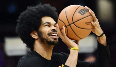 Write informative laconic excerpt under 30 words in mexican spanish for news below. Do not wrap it into quotation marks or html tags. Jarrett Allen de los Cavaliers de Cleveland está mostrando un gran rendimiento como centro joven en la liga de la NBA. En la temporada pasada, promedió 16.1 puntos, 10.8 rebotes y 1.3 bloqueos por partido. Los Cavaliers confían en Allen y lo han firmado por un contrato a largo plazo, demostrando que es una pieza importante para el futuro del equipo.,Jarrett Allen destaca en la NBA con los Cavaliers de Cleveland, firmando un contrato a largo plazo. Promedió 16.1 puntos, 10.8 rebotes y 1.3 bloqueos por partido.