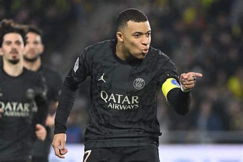 Write informative laconic excerpt under 30 words in mexican spanish for news below. Do not wrap it into quotation marks or html tags. Kylian Mbappé has announced he is leaving PSG at the end of the season, after which he is expected to join Real Madrid.The announcement brings Real Madrid closer to ending their years-long pursuit of the France international, who is widely regarded as one of the best players in world football.He said in a video posted to Instagram: "Hi everyone, it&apos;s Kylian. I wanted to speak to you, I&apos;ve always said that I would speak with you when the time comes and so I wanted to announce to you all that it&apos;s my last year at Paris Saint-Germain."I will not extend and the adventure will come to an end in a few weeks. I will play my last game at the Parc des Princes on Sunday."It&apos;s a lot of emotions, many years where I had the chance and the great honour to be a member of the biggest French club, one of the best in the world which allowed me to arrive here, to have my first experience in a club with a lot of pressure, to grow as a player of course, by being alongside some of the best in history, some of the greatest champions, to meet a lot of people, to grow as a man as well with all the glory and the mistakes I&apos;ve made." ,Kylian Mbappé dejará el PSG al final de la temporada para unirse al Real Madrid, acercando al club a su larga búsqueda del jugador estrella.