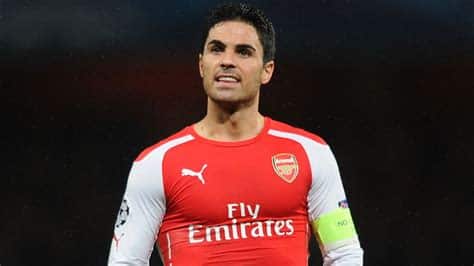 Write informative laconic excerpt under 30 words in mexican spanish for news below. Do not wrap it into quotation marks or html tags. Jorginho has urged Arsenal to tie down Mikel Arteta to a new contract and said he believes the Spaniard is ready to commit his long-term future to the club.Arteta has just over a year remaining on his existing deal but he insisted last month there were no updates on a possible extension despite being happy in his role as Arsenal push for the Premier League title.- Stream on ESPN+: LaLiga, Bundesliga, more (U.S.)The 42-year-old has been the key figure in Arsenal&apos;s revival since taking charge in December 2019, overseeing a massive overhaul of the squad and guiding the club to the Champions League quarterfinals for the first time in 14 years."I feel that he could stay way longer," Jorginho said. "I feel he feels good here and I honestly don&apos;t see him going. It is really important for the club for him to stay because him with [technical director] Edu and the board, the whole club, they created something special. I don&apos;t believe he wants to go as well."Jorginho has worked under four different managers -- Maurizio Sarri, Frank Lampard, Thomas Tuchel and Graham Potter-- in 4½ years at Stamford Bridge prior to a £12 million ($15m) move to Arsenal in January 2023.Asked how calm the managerial situation at Arsenal is compared to Chelsea, Jorginho said: "You have the direction that you need to go."You go in that direction or you are not part of the project. It is very clear. Everyone that is here wants to be in the same direction."Jorginho turns 33 in December and hinted that he could finish his career at Arsenal after making 51 appearances across all competitions."It could if they let me start another five, six or seven years!," he said. "I feel young and I feel good and I want to play as much as I can. I am doing my badges but I don&apos;t know where or when to finish to be fair. I just want to enjoy as much as I can as I love playing football."You have to prove every single day because people forget what you have done. If you are not doing well now they criticise you again, and you need to prove them wrong again and that is part of the game."What you have done is amazing but it is in the past. People forget really quickly so you need to keep proving every single day that you are worth it."Jorginho also revealed how he helped Kai Havertz through his difficult start to life at Arsenal to become the club&apos;s key attacking player during the run-in.Havertz followed Jorginho from Chelsea to Arsenal last summer in a £67.5m move but initially struggled before excelling in a centre-forward role, failing to score in his first 12 games before later registering seven goals and five assists in 10 starts when leading the line since February."I always knew [he would succeed] because I know Kai," Jorginho said. "That is part of the game as well, isn&apos;t it? I spoke with him as well: &apos;Stay calm, let them talk, keep doing your job as you always do. Work hard and you are going to come through this even better.&apos;"And that is what has happened I think. And I am really happy for him. He is an amazing, amazing guy and he deserves everything to go really well for him."He is a human being. You hear those things, you feel them and it is up to you how you take them. You can take them and let them get you down or you take the criticism and use it as a motivation. I think he used them as a motivation to prove them wrong and he did and I am really glad."And I am glad that we were all together behind him to support him. That is what we do here." ,Jorginho insta al Arsenal a renovar a Mikel Arteta, afirmando que el español está listo para comprometerse a largo plazo con el club.