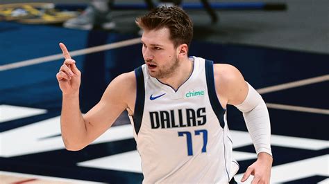 Write informative laconic excerpt under 30 words in mexican spanish for news below. Do not wrap it into quotation marks or html tags. Luka Doncic firmó una extensión de contrato de cinco años y $207 millones con los Mavericks de Dallas en la temporada baja. En la temporada pasada, Doncic promedió 27.7 puntos, 8.6 asistencias, 8.0 rebotes y 1.0 robos en 34.3 minutos por partido, y lideró a los Mavericks en una intensa serie de playoffs contra los Clippers, promediando 35.7 puntos en la serie. A pesar de su falta de eficiencia en los tiros libres, Doncic es considerado uno de los jugadores más valiosos en las ligas de fantasía y se espera que tenga un impacto significativo en la próxima temporada de la NBA.,Luka Doncic firma millonario contrato con los Mavericks, liderando en puntos y asistencias. Controversia por tiros libres, pero promete impactar en la NBA.