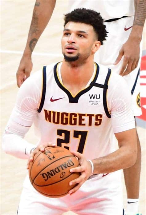 Write informative laconic excerpt under 30 words in mexican spanish for news below. Do not wrap it into quotation marks or html tags. El base Jamal Murray se perdió toda la temporada pasada debido a una lesión en el ligamento cruzado anterior, pero se espera que regrese en la próxima temporada de la NBA. Durante la temporada 2020-2021, Murray tuvo su mejor rendimiento con promedios de 21.2 puntos, 4.8 asistencias, 4.0 rebotes y 1.3 robos por partido. Murray es el segundo máximo anotador del equipo de los Nuggets después de Nikola Jokic, y se espera que tenga un alto valor de fantasy si logra recuperarse completamente de su lesión.,El base Jamal Murray se espera que regrese la próxima temporada de la NBA tras perderse la anterior por lesión.