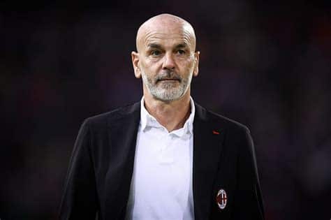 Write informative laconic excerpt under 30 words in mexican spanish for news below. Do not wrap it into quotation marks or html tags. Stefano Pioli has left his role as AC Milan manager, the Serie A club announced on Friday, after a season of disappointing results.The 19-time Italian champions will finish in second place this season, a significant way behind champions Inter Milan, and had a lacklustre run in the Champions League and the domestic cups."AC Milan extends heartfelt thanks to Stefano Pioli and his entire staff for leading the first team over the past five years, securing an unforgettable League title and re-establishing AC Milan&apos;s consistent presence in the top European competition," the club said. ,Stefano Pioli deja el cargo de entrenador del AC Milan después de una temporada de resultados decepcionantes, terminando en segundo lugar en la Serie A.