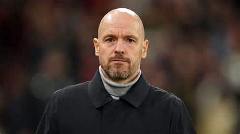 Write informative laconic excerpt under 30 words in mexican spanish for news below. Do not wrap it into quotation marks or html tags. Manchester United goalkeeper André Onana has praised Erik ten Hag amid serious doubts about the manager&apos;s future at the club, but said he is "not here to back" the Dutchman.Ten Hag is under severe pressure at Old Trafford after United recorded their worst ever finish in the Premier League and missed out on a place in the Champions League.- Stream on ESPN+: LaLiga, Bundesliga, more (U.S.)Onana, who also worked with Ten Hag at Ajax, said the 54-year-old is a quality coach but said he doesn&apos;t need backing despite the possibility he could be sacked following the FA Cup final against Manchester City on Saturday."He&apos;s a good guy, a good coach," Onana said."Tactically he&apos;s very good and he showed it last season. I was not here last season and they got top four. This season a lot of things happened. I&apos;m not here to back him. He is big enough to back himself, but he is a really good guy, he is a positive coach and tactically he&apos;s good."Ten Hag&apos;s future is in doubt after leading United to an eighth-place finish in the Premier League. It means they will have to beat City at Wembley on Saturday to qualify for Europe next season.Injuries to key players including Lisandro Martínez and Luke Shaw haven&apos;t helped and Onana has admitted it&apos;s been a "difficult" campaign for the United boss."If he [Ten Hag] had all his squad it would probably be different," Onana said."This season is difficult for him, for us, for the club, for the fans because it is frustrating for the fans when they are coming away and how we are losing it is difficult."Ten Hag has selection decisions to make ahead of the cup final, including whether to bring Marcus Rashford back into his starting XI.Rashford scored 30 goals last season but has managed just eight this term. The dip in form has seen him miss out on a place in the England squad for Euro 2024, but Onana said the 26-year-old will bounce back."How many goals did he score last season? How many goals did he score this season? We are talking about the same player," Onana said."He&apos;s a bad player? So last season he was good, this season he is bad? No. It is just a moment. You can have a bad season, you can have a bad start. But the most important thing is how you end and Rashy, for me, is one of the best players in the world."But he is facing difficulty, like us, not only him and me, but the whole club. And he will come back and I know my killer will score some important goals for us. Hopefully Saturday he will score two and we win the FA Cup." ,El portero del Manchester United, André Onana, elogia a Erik ten Hag pero no respalda al entrenador holandés ante dudas sobre su futuro en el club.