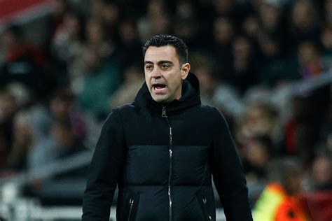 Write informative laconic excerpt under 30 words in mexican spanish for news below. Do not wrap it into quotation marks or html tags. Xavi Hernández will leave his role as Barcelona coach after Sunday&apos;s final game of the season, the club said in a statement on Friday.Sources have told ESPN that former Bayern Munich and Germany head coach Hansi Flick is "on course" to replace him.- Stream on ESPN+: LaLiga, Bundesliga, more (U.S.)Barcelona president Joan Laporta met with Xavi after Friday&apos;s training session to confirm the club&apos;s decision for a change of direction.The move comes just one month after Xavi and Laporta announced in a joint news conference that the Catalan coach would fulfil his contract, which runs until 2025, despite having previously planned to step down this summer."Barcelona president Joan Laporta has communicated to Xavi Hernández that he will not continue as coach for the 2024-25 season," Barcelona said in a statment."The meeting took place at the training ground in the presence of vice president Rafa Yuste, sporting directors Deco and Xavi&apos;s assistants, Óscar Hernández and Sergio Alegre."Barcelona want to thank Xavi for his work as coach, which adds to his unmatchable career as a player and the captain of the first team, and wish him all the best in the future."Xavi will take charge of Sunday&apos;s game against Sevilla in what will be his final match as coach."In the coming days, Barcelona will reveal the new coaching structure for the first team staff." ,Xavi Hernández dejará su puesto como entrenador del Barcelona después del partido final de la temporada. Hansi Flick suena como su reemplazo.